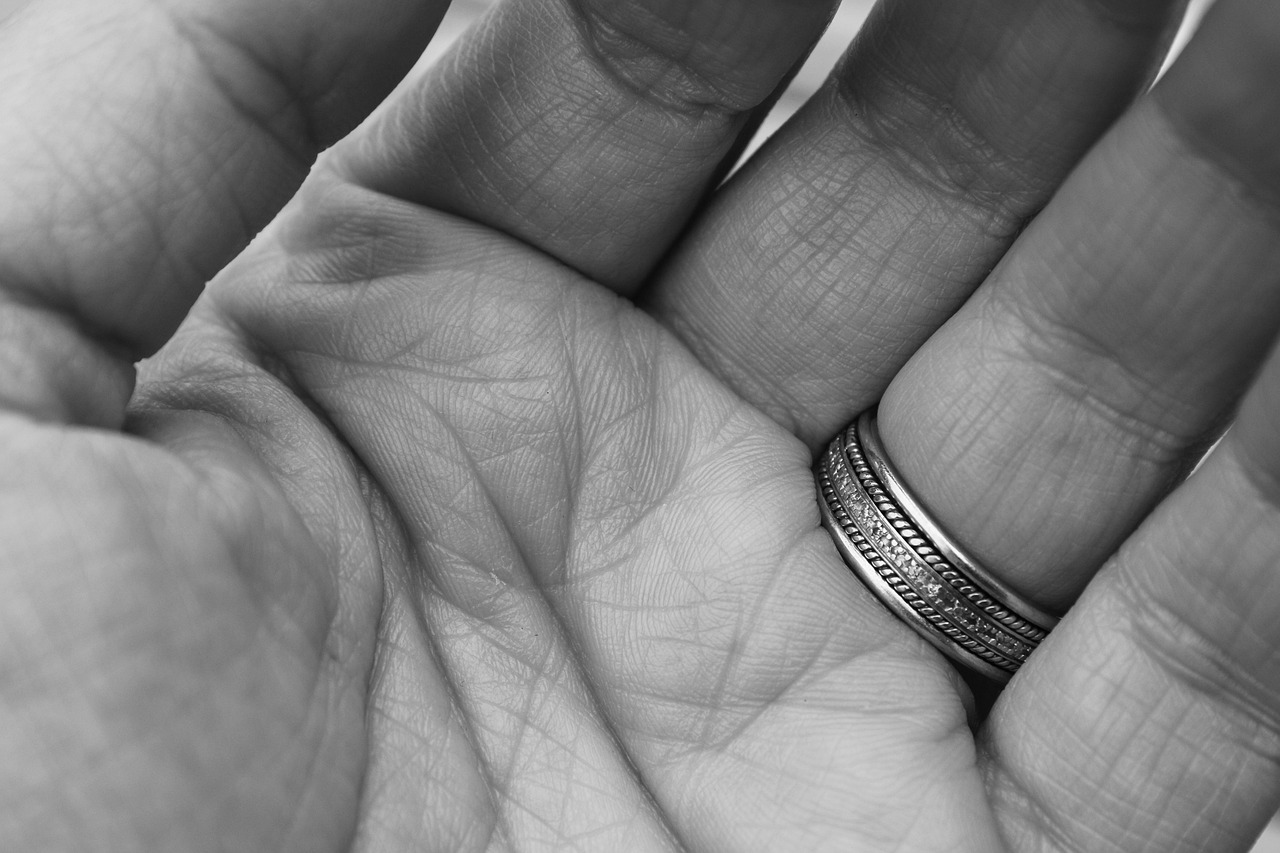 マッチングアプリで既婚者を見抜く方法は？