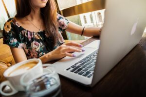 30代働く女性が1年以内に成婚するための電話帳バレない婚活アプリの注意点は？