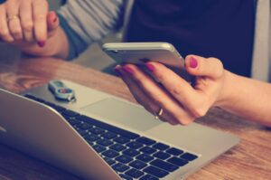 アラサー女性が短期決戦で婚活を成功させるための電話帳バレないマッチングアプリの方法は？